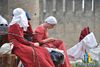 Mimo �e impreza odbywa�a si� po raz pierwszy, uda�o si� uzyska� wysoki poziom zar�wno rekonstrukcji, jak i walk. W festiwalu wzi�li udzia� zawodnicy z czterech kraj�w &ndash; reprezentacje narodowe Ukrainy, Bia�orusi, Polski i najsilniejszej, jak do tej pory, Rosji. Podczas tamtego wydarzenia powsta� serial telewizyjny z elementami reality show.

Wielki sukces imprezy, zar�wno w�r�d widz�w, jak i uczestnik�w sprawi�, �e zapad�a decyzja o ponownym rozegraniu Bitwy Narod�w. Przedstawiciele kraj�w maj�cych swe reprezentacje narodowe w rekonstrukcji historycznej spotkali si� w Kijowie, by om�wi� dalsze dzia�ania. Poza dru�ynami &bdquo;za�o�ycielskimi&rdquo;, przyjechali tak�e przedstawiciele W�och, Niemiec, Kanady (Quebec), Francji i USA. Tak wi�c druga Bitwa Narod�w liczy�a sobie ju� kilkana�cie rywalizuj�cych ze sob� reprezentacji narodowych. Podczas kijowskiego spotkania udoskonalono i ujednolicono regu�y zawod�w, tak by poprawi� wszelkie niedoci�gni�cia, jakie mog�y si� pojawi� podczas imprezy inauguracyjnej.


