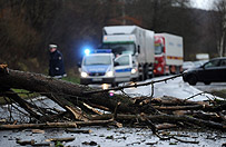 Pot�ne wichury na po�udniu Polski; s� ranni