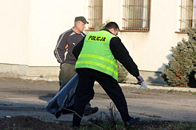 Komendant policji robi za sprz�taczk�!