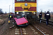 80-latek wjecha� pod poci�g