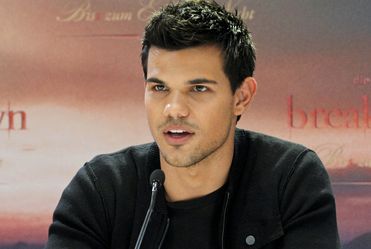 Taylor Lautner: Ok�adka, z kt�rej wynika, �e aktor jest gejem, okaza�a si� fa�szywa!