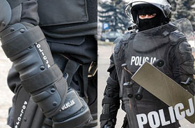 Nowe "zbroje" policjant�w. Szykuj� si� na Euro