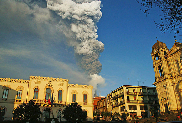 Pierwsza taka erupcja w tym roku - zdj�cia