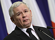 Kaczy�ski karmi� w�a, czy walczy� z kosmitami?