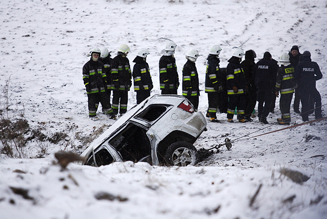 Tam zgin�y 4 osoby; wyci�gaj� ze stawu auto - zdj�cia