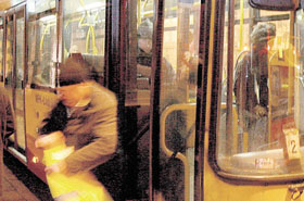 25-latek sia� postrach - atakowa� cywil�w i bi� policjant�w