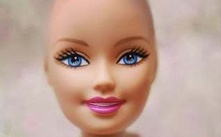 Łysa Barbie dla chorych dzieci