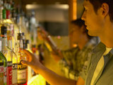 Alkoholik „na p� etatu” – jak rozpozna�, �e to ju� uzale�nienie? 