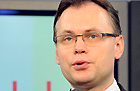 "On realizuje wobec nas pod�� strategi� medialn�"