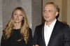 Serdecznie witam i zapraszam na tendencyjny przegl�d prasy kolorowej i tabloid�w, w kt�rym
dzi�…
- Kinga Rusin nie zamieszka z ukochanym…
- Anna Mucha nie oszcz�dza na c�reczce…
- Krystian Wieczorek nie potwierdza swojej m�sko�ci…
- Katarzyna Cichopek nie ukrywa…
- Katarzyna Rozz i Piotr Adamczyk nie b�d� si� rozstawa�.
Dlaczego? Bo nie. Po prostu tak postanowili. �e nie b�d� si� rozstawa�. Oczywi�cie na tyle, na ile to mo�liwe. Kr��� wi�c mi�dzy Pary�em (gdzie mieszka ona) i mi�dzy Warszaw�, gdzie mieszka on. Ucz� si� �ycia w drodze.
Kiedy� Piotr na pytanie: „Gdzie jest tw�j dom?”, odpowiada�: Tam, gdzie rozpakuj� walizki.”
Teraz rozpakowuje walizki tam, gdzie jest Kasia.

