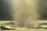 "Bawi� si�" odpalonym granatem jak pi�k� - zobacz film