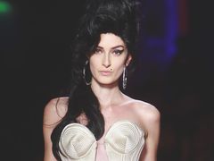 Gaultier sk�ada ho�d Amy Winehouse