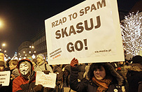 Maj� najni�sze poparcie od miesi�cy - PO p�aci za ACTA?