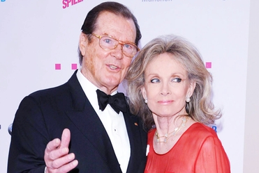 Roger Moore lubi sceny ��kowe