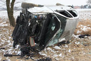 Zas�ab� za k�kiem - auto pop�dzi�o przez pole