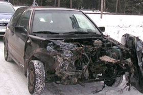 Hamowa�, a auto jecha�o dalej - wprost pod poci�g...