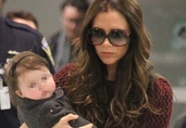 Victoria Beckham z c�reczk� na lotnisku