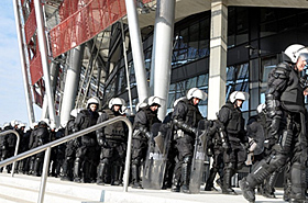 Setki policjant�w pod Stadionem Narodowym! Co si� sta�o?