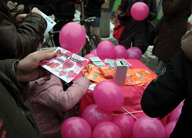 "Zara�aj mi�o�ci�, nie zaka�aj HIV" - zdj�cia