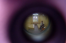 22-latek ukry� si� przed policj�... w suficie! 