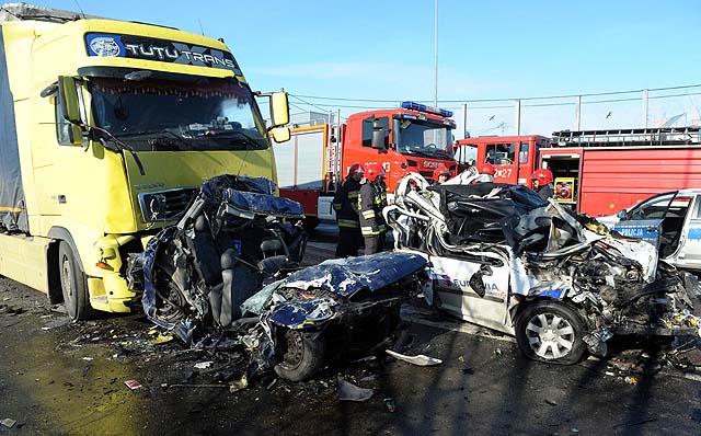 Tragedia pod Rzeszowem, zmia�d�one auta - zdj�cia