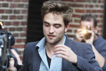 Robert Pattinson lubi dominowa�