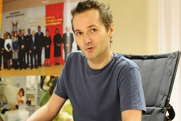 Jaros�aw Wa��sa: Narzeczona jest przy nim ca�y czas!