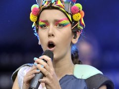 Modna czy �mieszna? Styl Moniki Brodki