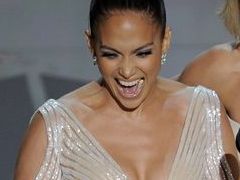Wpadka na Oscarach - wypadaj�cy sutek Jennifer Lopez