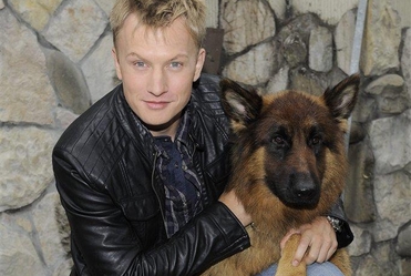 "Komisarz Aleks": Kuba Weso�owski znalaz� spos�b na psa...