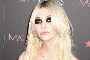 Taylor Momsen �pi 4 godziny na dob�