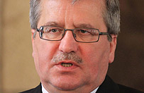 Bronis�aw Komorowski zaprasza rodziny ofiar katastrofy smole�skiej na specjaln� msz�