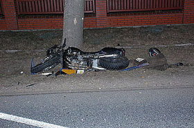 Tragedia na przej�ciu. Motocyklista zabi� staruszk�