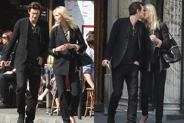Anja Rubik i Sasha Knezevic na spacerze w Pary�u