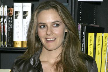 Alicia Silverstone karmi dziecko prze�utym jedzeniem!