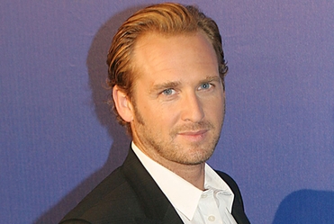 Josh Lucas o�eni� si�!