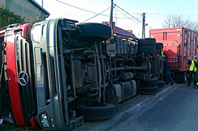Tir ze �winiami spad� na 1,5 roczne dziecko!
