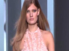 Constance Jablonski na wybiegu