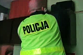 Dilerka urz�dzi�a w domu sklepik. Sprzedawa�a "dragi" z okna! 