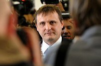 By�y minister skazany za p�acenie pos�om za lojalno��