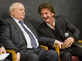 Sean Penn nagrodzony za swoje po�wi�cenie