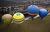 Wypadek podczas zawod�w balonowych w Kro�nie - balon z dziennikarzami zaczepi� o budynek