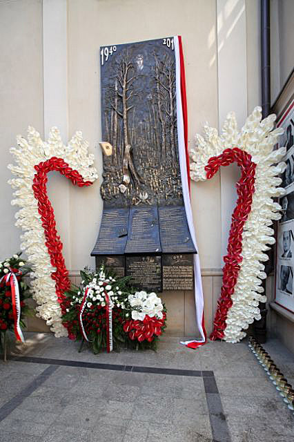 Płaskorzeźbę zaprojektował krakowski artysta Lech Dziewulski.