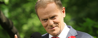 Tusk zabra� g�os ws. piosenki na Euro