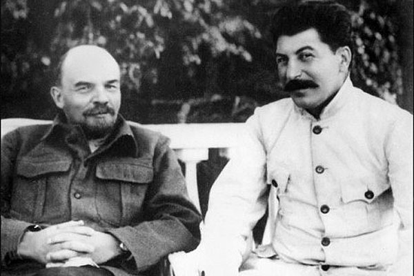Włodzimierz Lenin z Józefem Stalinem w Gorki. Autentyczność tego zdjęcia do dziś budzi wątpliwości