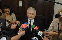 Kaczy�ski wzywa do bojkotu. Pos�owie PiS kupuj� bilety