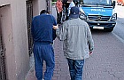 Syn rzuci� si� z no�em na rodzic�w. Zabi� ojca