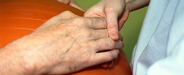 Pionierska operacja: sparaliżowany mężczyzna może znowu poruszać ręką