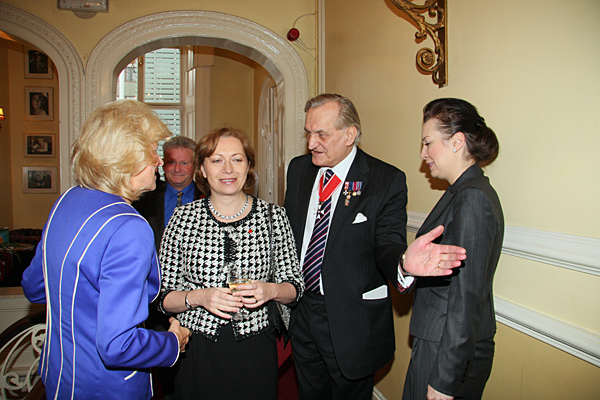 Ambasador Barbara Tuge-Erecińska (w środku) i prezes Ogniska Andrzej Morawicz (obok) w Ognisku Polskim w Londynie.