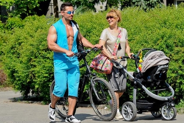 Katarzyna Skrzynecka z rodzin� na spacerze